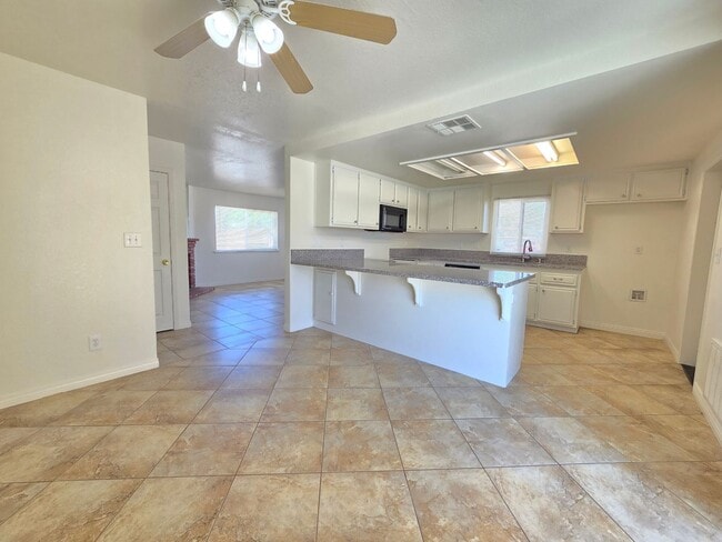 Building Photo - For Rent in California City – 3 Bed / 2 Ba...