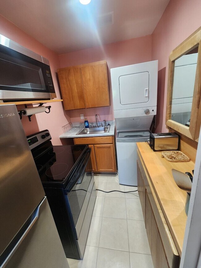 Building Photo - 2 bdr 2 bath kitchen fully furnished apartment with private entrance in quiet neighborhood in Alb...