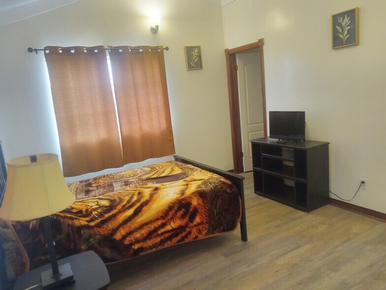 Building Photo - 408 S Ash Ave