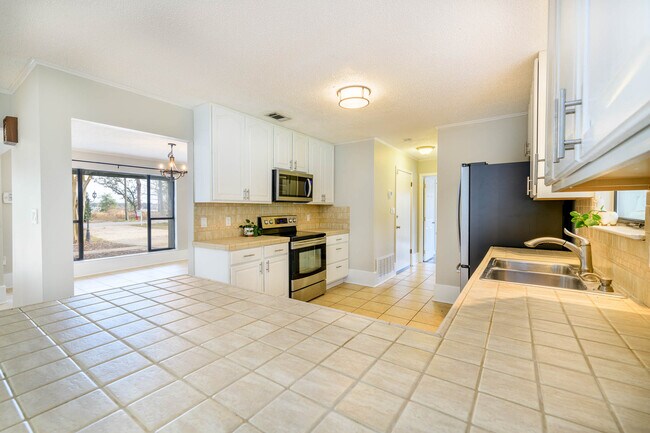 Building Photo - 1688 Vine Ave