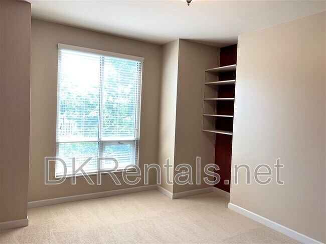 Building Photo - 711 Cosmopolitan Dr NE