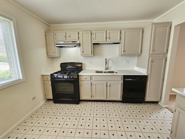 Building Photo - 2385 Goldfinch St