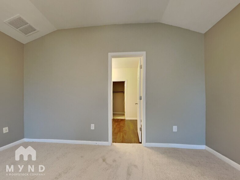 Building Photo - 1100 Mitchell Dr