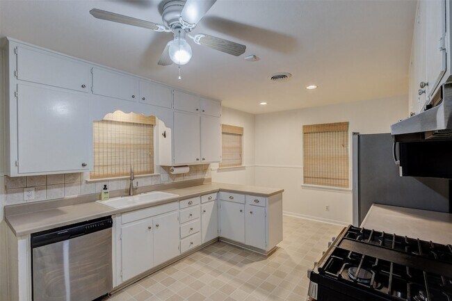 Building Photo - 3263 Bilglade Rd