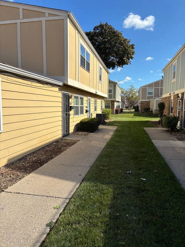 Building Photo - 20115 Ash Ln