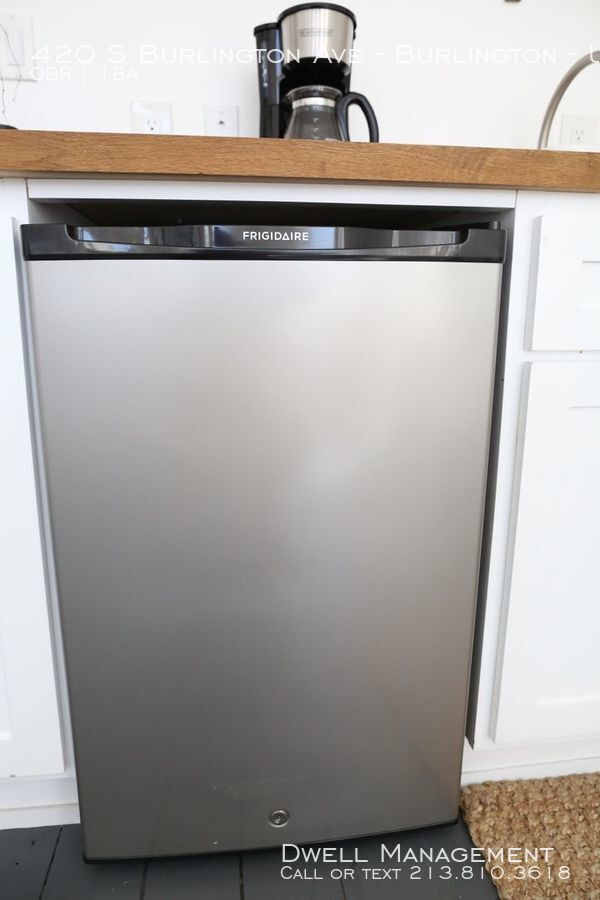 Building Photo - Beautiful Studio Apartment with Kitchenette