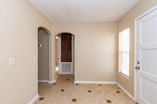 Building Photo - 2 bedroom home for lease!