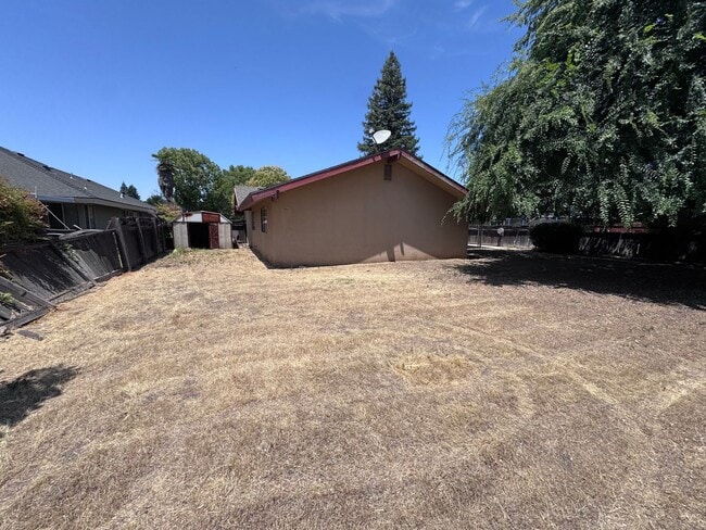 Building Photo - NW Reedley Home Near Shopping Center Rent ...