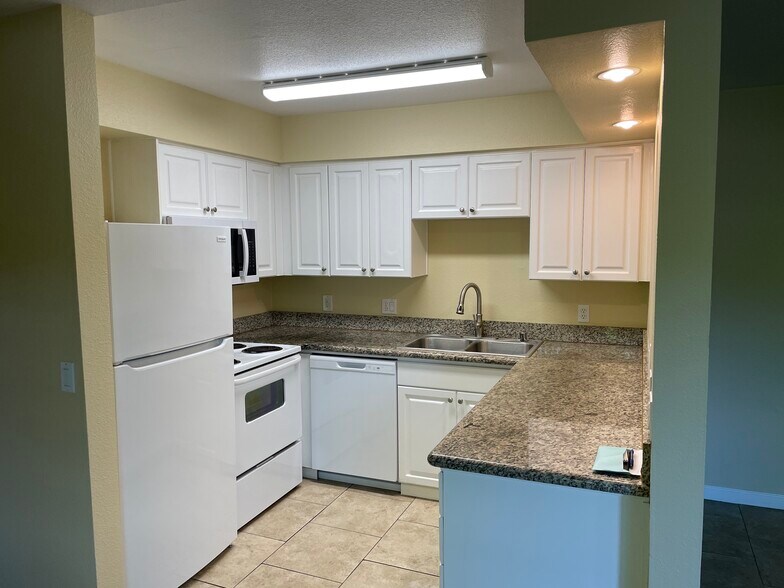 Kitchen - 6911 Alvarado Rd