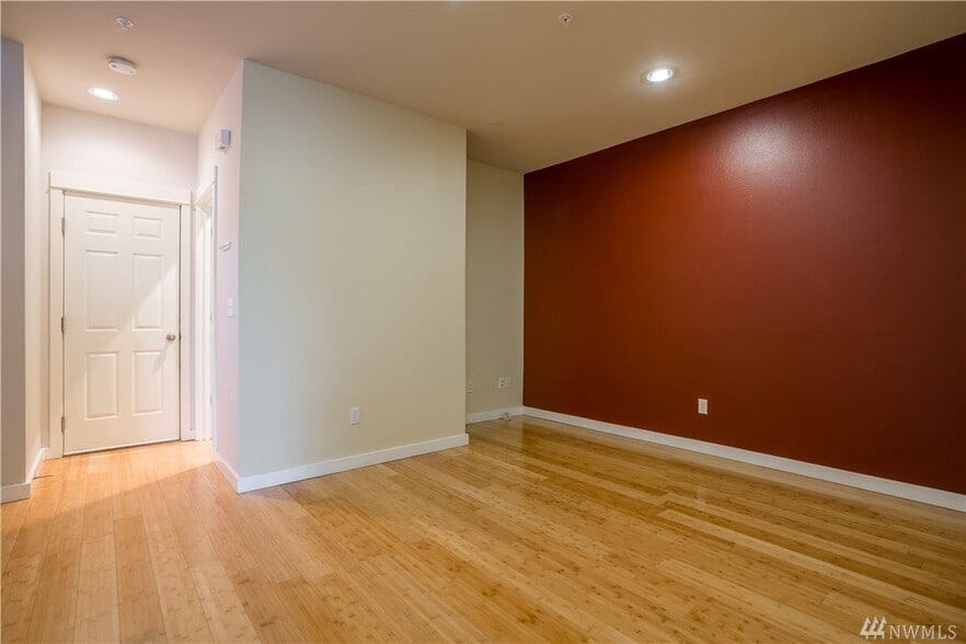 Building Photo - 3500 E Lake Sammamish Pky SE