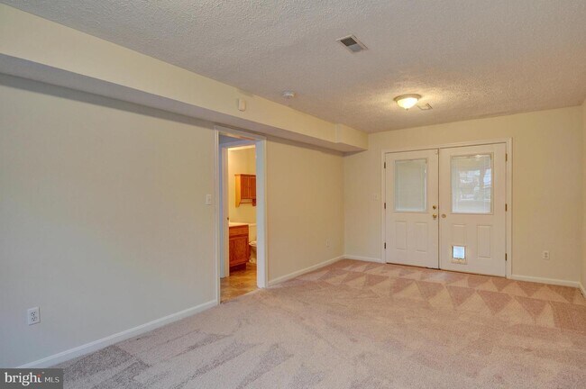 Building Photo - 121 Deer Hill Ct