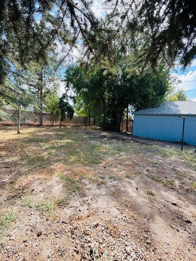 Building Photo - Updated 2bdrm 1 bath house  walking distan...