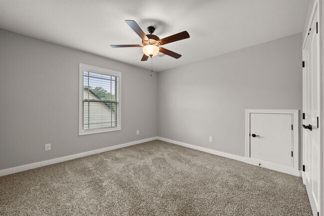 Building Photo - Pet Friendly Four Bedroom with Bonus!