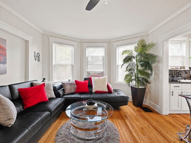 Building Photo - 10 Edgemere Rd