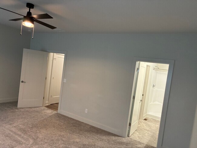 Building Photo - **LESS THAN 10 miles to Fort Knox**