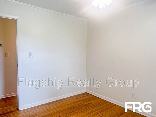 Building Photo - 466 Circle Dr