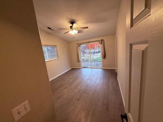 Building Photo - 624 Clearview Way