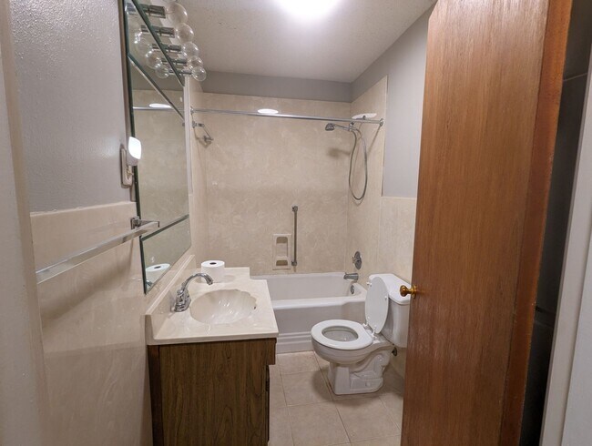 Building Photo - 3 Bed 1 Bath, Arkansas Side