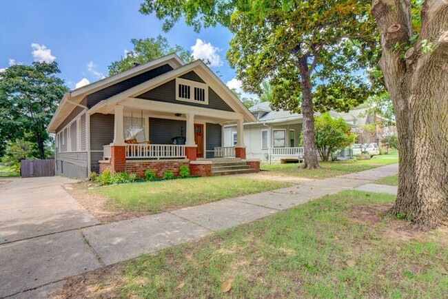 Building Photo - Remodeled Historic 3 Bedroom in The Heights!