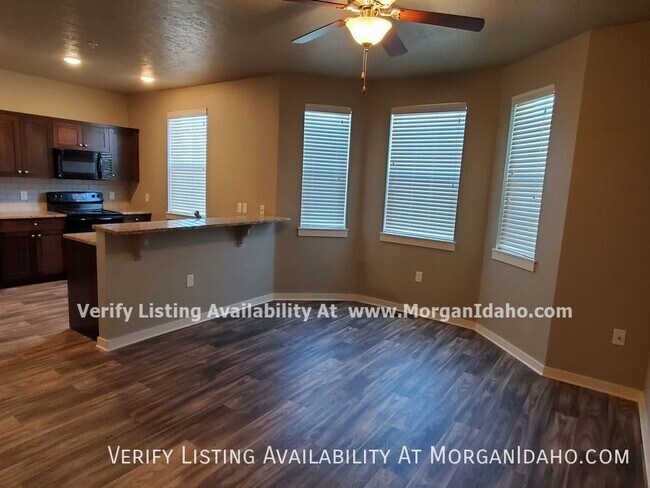 Building Photo - $500 off first month! 9-foot ceilings, all...