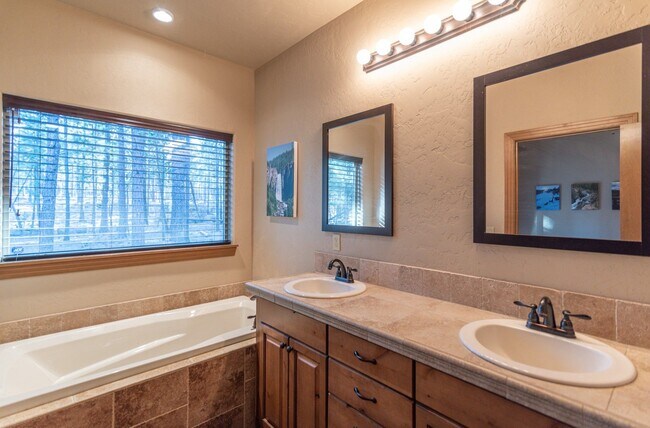 Building Photo - Seasonal Rental- Available through April 30, 2026