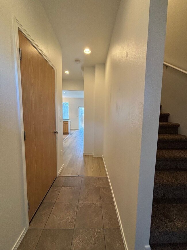 Building Photo - Pet Friendly 3 bedroom Townhouse!