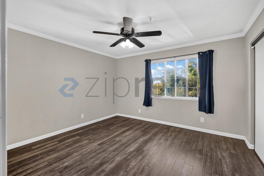 Building Photo - Unit