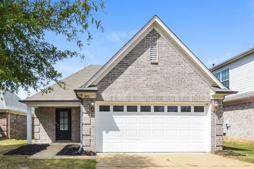 Primary Photo - 9876 Southern Oak Way