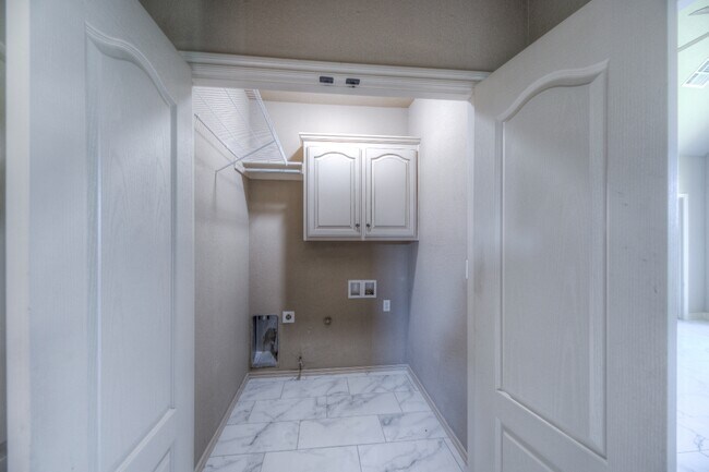 Building Photo - 1317 W Dover St