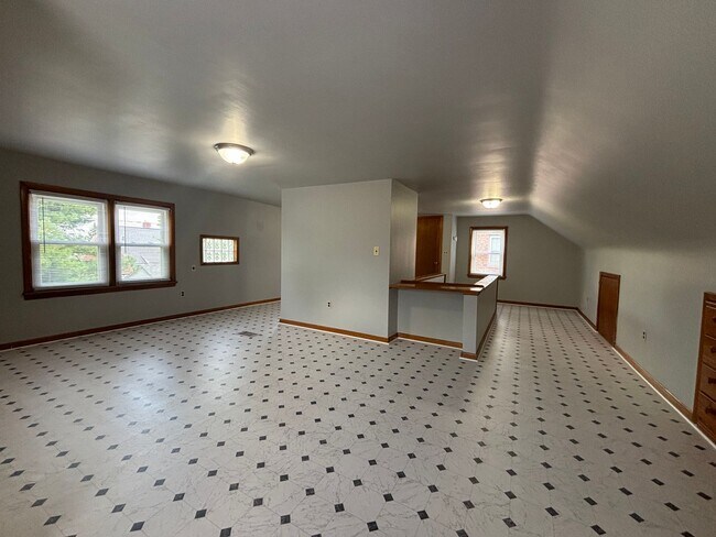 Building Photo - Spacious Single Family 3 Bedroom with Central Air - Will Not Last Long!