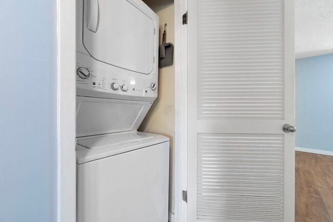 Building Photo - 1100 Shoreline Dr