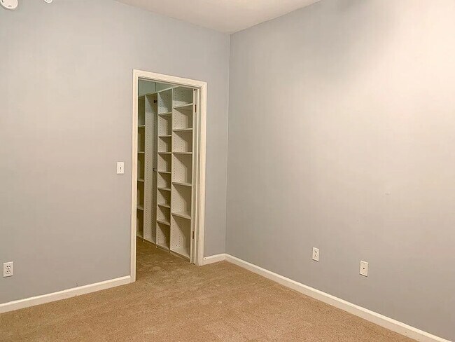Building Photo - 346 Dunsmuir Terrace