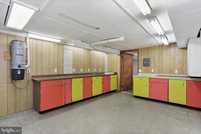 Building Photo - 855 Anthony Ave