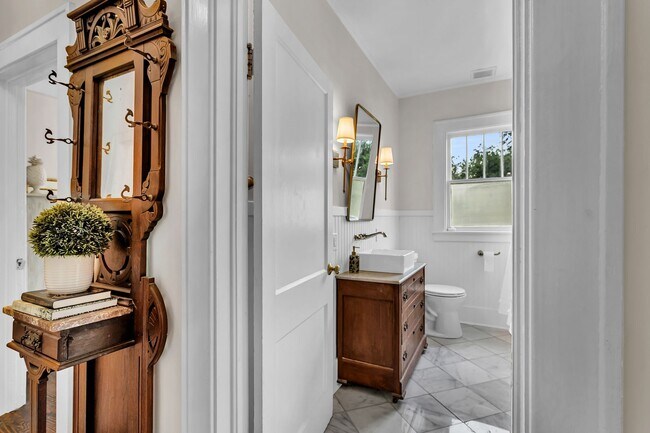 Building Photo - Completely Renovated Charming - 3 bedroom 2 bathroom home - 1108 Bonventure Rd, Savannah GA