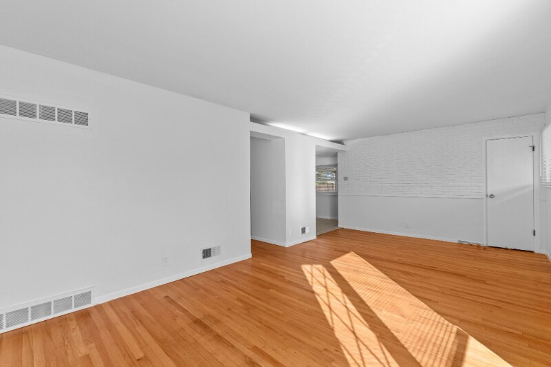 Building Photo - 10805 Spring Garden Dr