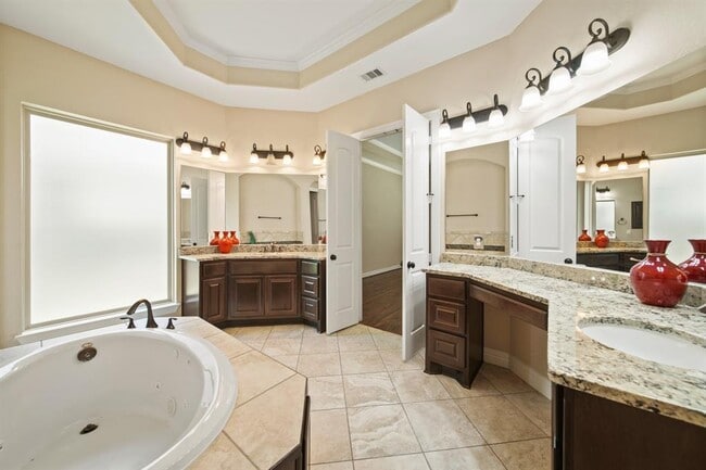 Building Photo - 10 Val Delsa Ct
