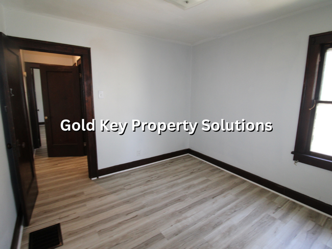 Building Photo - Spacious 2 BR 1 BA House with Central Air ...