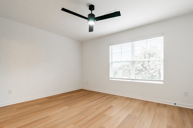Building Photo - 1228 W James St
