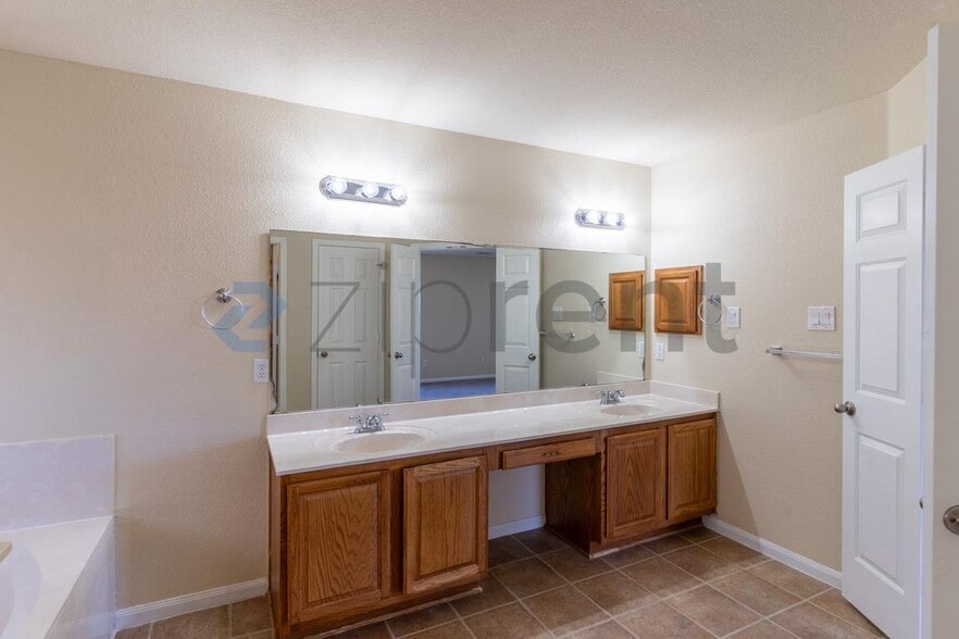 Building Photo - 498 Crossland Dr