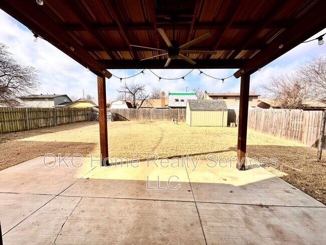 Building Photo - 401 S Bouziden Dr