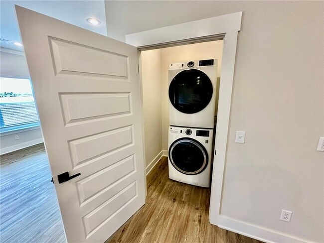 Building Photo - 2805 SW Hampshire Ave