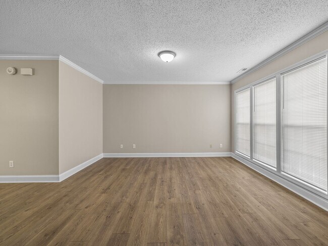 Building Photo - Freshly Renovated 2 BR, 2.5 BA Townhome Ce...