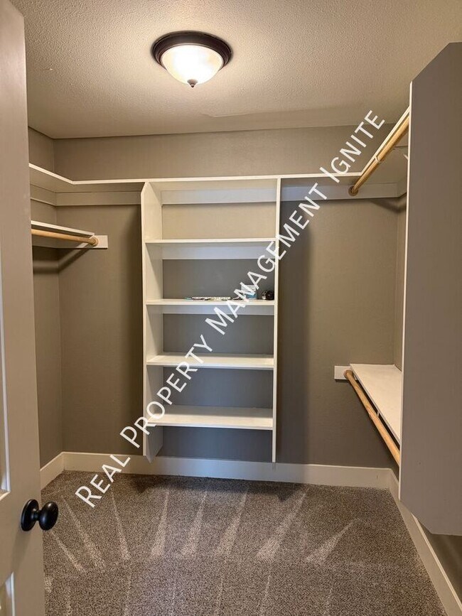 Building Photo - 1032 SE Leonel Ln