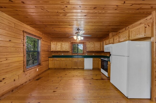 Building Photo - Hill Country Retreat