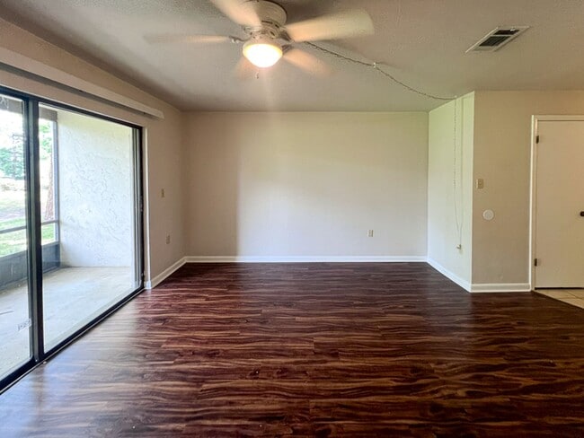Building Photo - 2BR/1.5 Townhouse in Conveniently Located ...