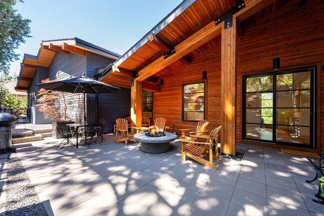 Building Photo - Stunning Mountain Home