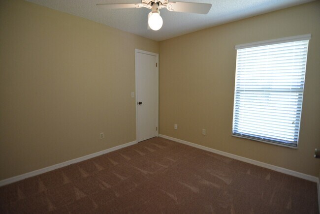 Building Photo - WINDERMERE 4br 2.5ba POOL HOME. Rent includes pool service!