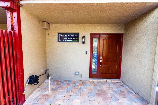 Building Photo - 11060 S Lakeview Dr