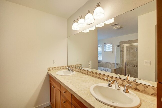 Building Photo - 3Bd/2.5Ba Issaquah Home