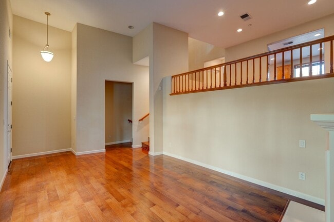 Building Photo - EXQUISITELY LOCATED TOWNHOME PRIVATE SETTING | MANY UPGRADES
